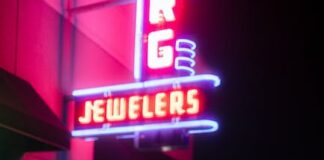 Welke aspecten zijn belangrijk om rekening mee te houden als je de waarde van een auto schat?